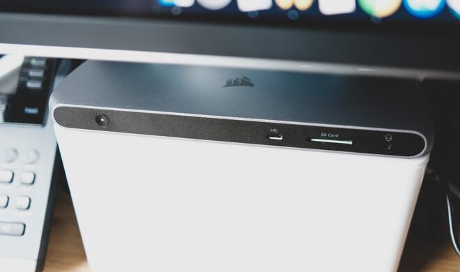 Aufgeräumte Vorderseite: Wo bei anderen Docks an der Front oft Chaos herrscht, führt Corsair das Erbe der klaren Linien der Elgato-Docks fort. Die meisten Anschlüsse finden sich dort, wo sie bei einem Dock unserer Meinung nach auch...