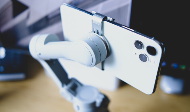 Stabilisiertes Video? Kann das iPhone inzwischen von Haus aus in beeindruckender Qualität. Noch bessere Aufnahmen gelingen mit dem DJI OM 4, vor allem dank dessen Kreativmodi – die zaubern visuellen Zuckerguss.