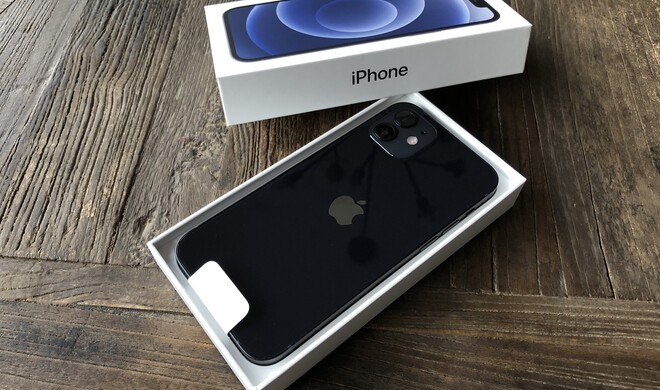 Das iPhone 12 hat eine glänzende Rückseite und matte Ränder, während Apple dies beim Pro umkehrt.