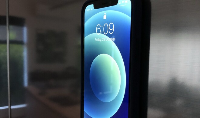 Es hält sogar am Kühlschrank