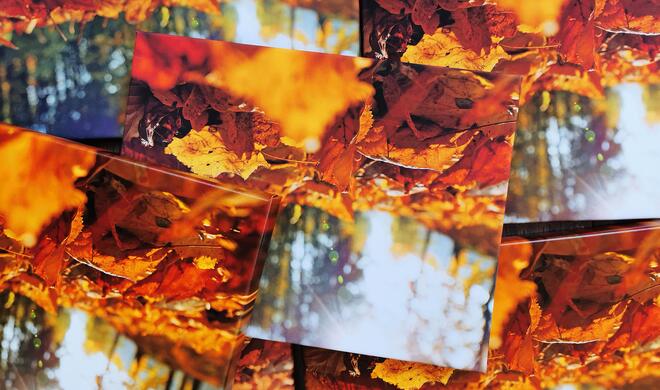 Die Fotoleinwände werden um einen Holzkeilrahmen umgeschlagen, gespannt und anschließend mit Tackerklammern befestigt.