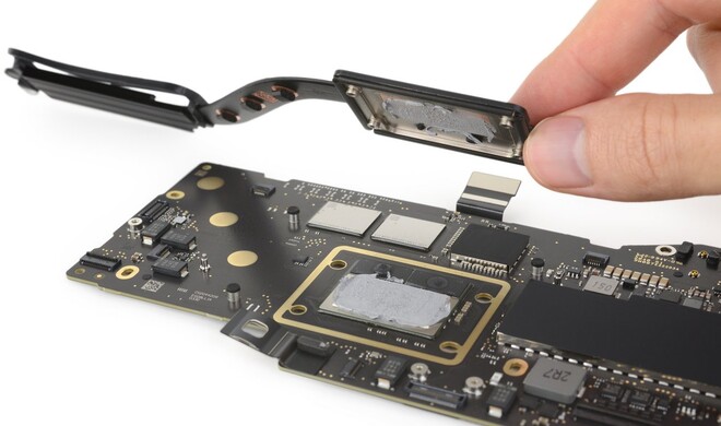 Der geöffnete Die-Deckel des M1. Deutlich erkennbar - die beiden RAM-Module.