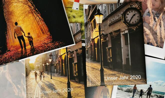 Besonders edel wirken Fotobücher mit speziellen Covern – zum Beispiel Schrift mit Effektlack oder einem wattierten Einband.