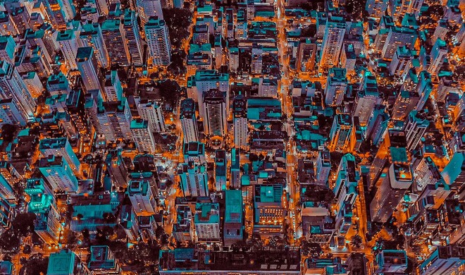 Mit den richtigen Farben sehen Städte aus wie Transistor-Landschaften.