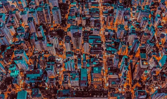 Mit den richtigen Farben sehen Städte aus wie Transistor-Landschaften.