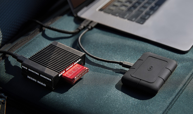 Langsames Internet? Die Rugged SSD Pro steckt die raue Behandlung in Sortierzentren locker weg. Warum also nicht große Datenmengen wie sie etwa beim Videodreh anfallen per Post verschicken?