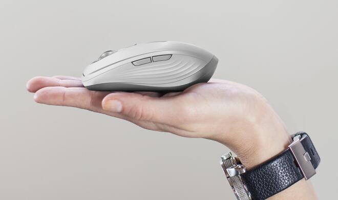 So kompakt liegt die MX Anywhere 3 in deiner Hand.