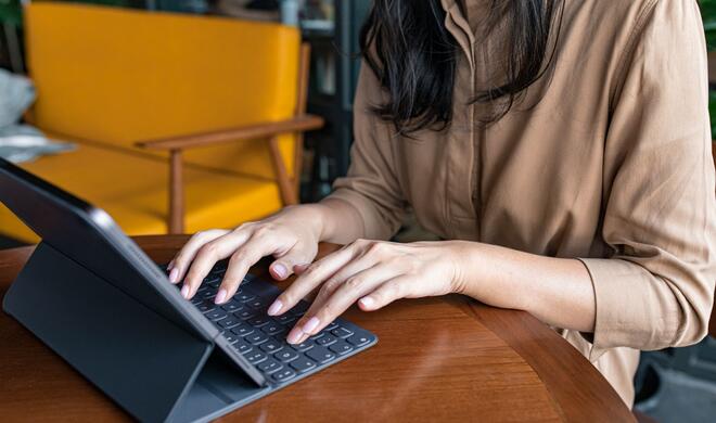 Eine Tastatur hilft dir, dein iPad zur Schreibmaschine zu machen. 