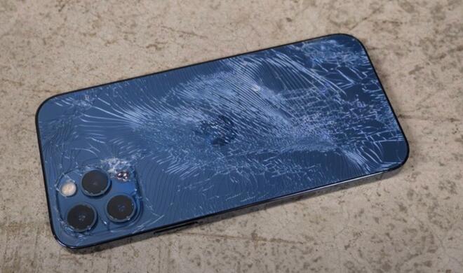 Gesprunges Backcover eines iPhone 12 Pro