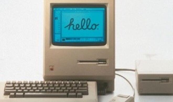 Der Macintosh begrüßte die Nutzer:innen mit einer grafischen Oberfläche statt Texteingaben.