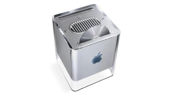 Der Power Mac G4 Cube schwebt auf dem Schreibtisch.