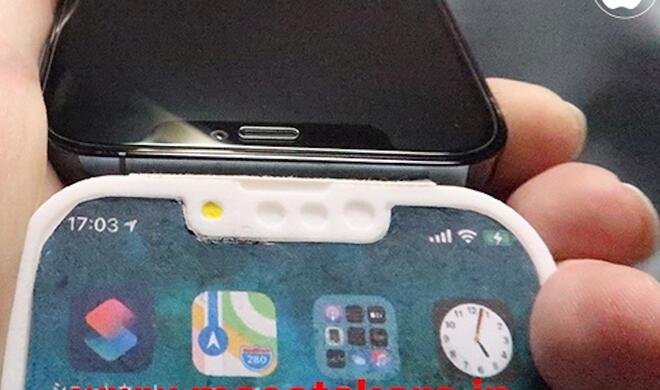 Im direkten Vergleich zwischen einem iPhone 12 Pro und dem iPhone-13-Pro-Dummy zeigt sich die kleinere Kamera-Kerbe.