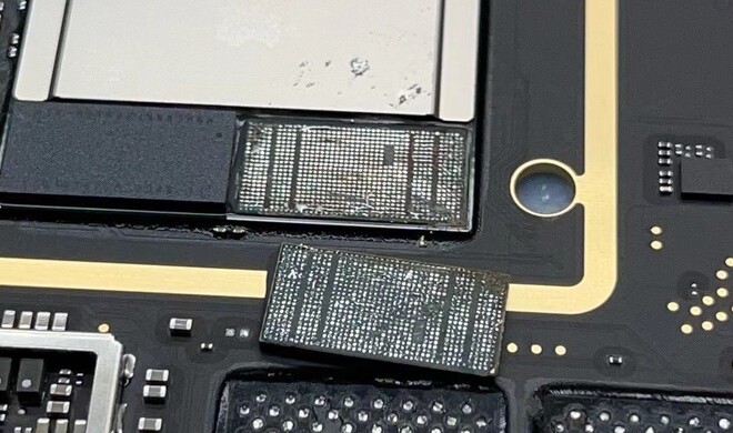 Geöffneter M1 mit entferntem RAM-Modul