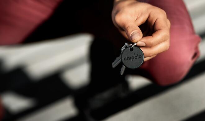 Der sehr leichte und wasserresistente „Wo ist?“-fähige Chipolo ONE Spot lässt sich einfach an Schlüssel, Gepäck, Rucksäcken und vielem mehr befestigen.