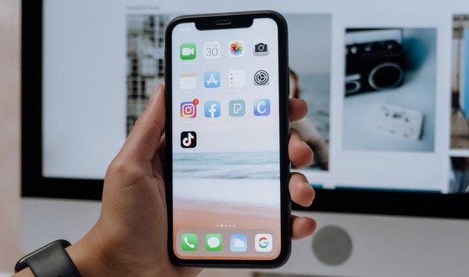 iPhone vor einem iMac