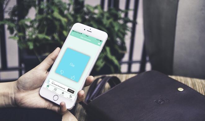 Mit der Baby-Namen-App kannst du schnell und einfach einen möglichen Namen für den Nachwuchs finden.