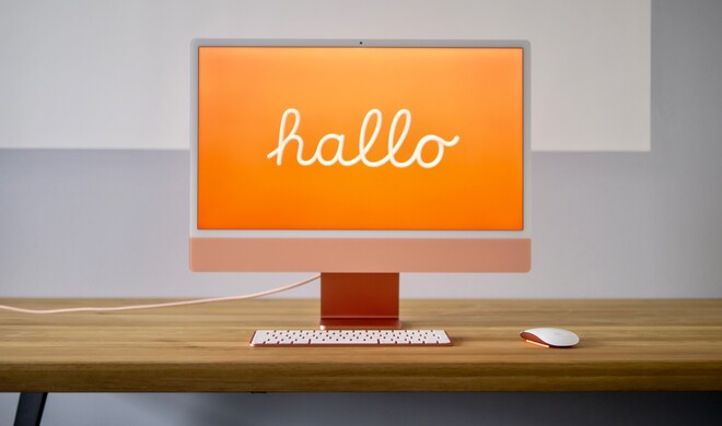 Wie schon der erste Macintosh grüßt auch der neue iMac mit einem freundlichen „hallo“ auf dem Bildschirm.