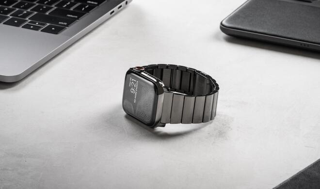 Apple Watch mit Gliederarmband von Nomad