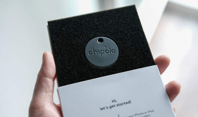  Frisch aus dem Karton gepellt ist der One Spot von Chipolo auch schon fast einsatzbereit. Wie auch ein AirTag, muss der Tracker aber zuvor via „Wo ist?“-App gekoppelt und eingerichtet werden.