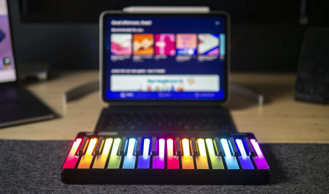 Die Farbe der Tasten hilft dir, den richtigen Ton zu treffen.