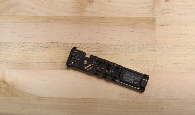 Die Batterie ist leicht angeklebt