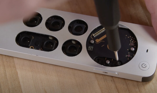 Vor dem Öffnen müssen die Tasten sowie weitere Schrauben entfernt werden