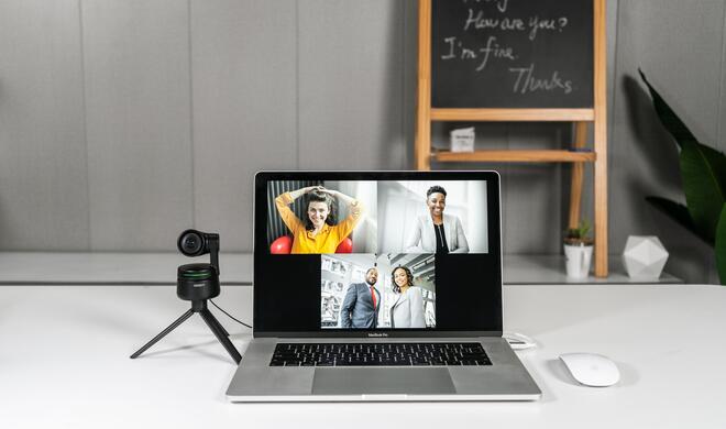 Die Obsbot Tiny kann viel und sieht ein wenig aus wie ein Mikroskop.