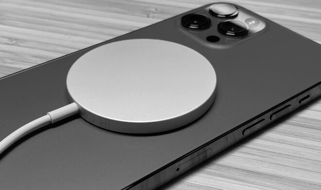 iPhone 12 Pro Max mit MagSafe-Ladegerät