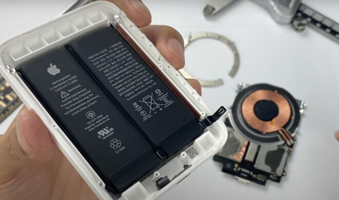 Apples MagSafe Batterie aufgeschraubt