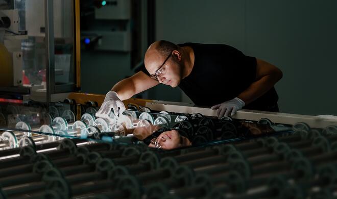 Ein Schichtleiter für Digitaldruck bei einem Glashersteller für Apple Stores in Deutschland.