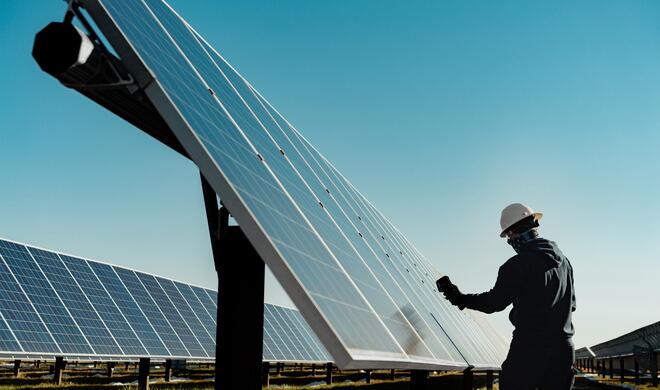 Neue Zusagen von Zulieferern, erneuerbare Energie zu nutzen, unterstützen das Ziel von Apple, seine Lieferkette und Produkte bis 2030 klimaneutral zu stellen. Corning Incorporated nutzt saubere Energie aus der Solaranlage von Duke Energy...