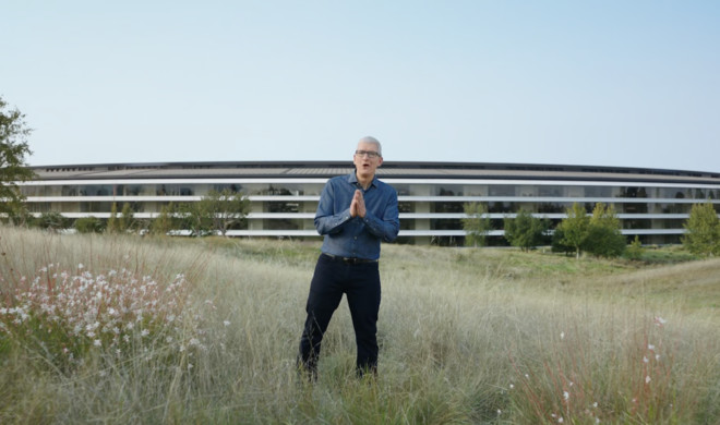 Apple-CEO Tim Cook vor dem Apple-Hauptquartier