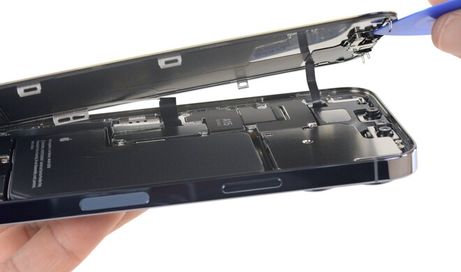 iPhone 13 mit abgehobenem Display