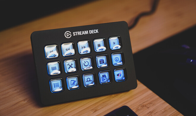 Die Mark-2-Version des Stream Decks wurde behutsam überarbeitet. Ins Auge fällt der abnehmbare Ständer, der das Eingabegerät fix auf 45 Grad anwinkelt.