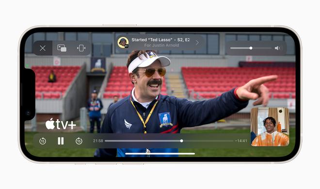 Mit SharePlay kann man ab sofort Erlebnisse teilen, während man mit Freund:innen über FaceTime verbunden ist und beispielsweise eine Fernsehsendung oder einen Film anschauen, Musik hören oder ein Training absolvieren.