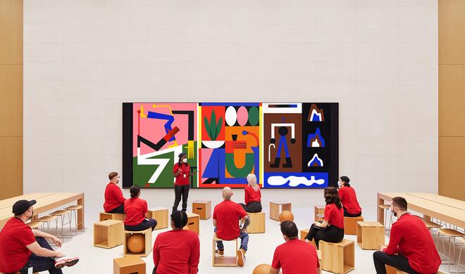 Gegenüber dem Eingang finden Kund:innen das Forum mit der Videowall, in dem die kostenlosen Today at Apple-Sessions stattfinden.