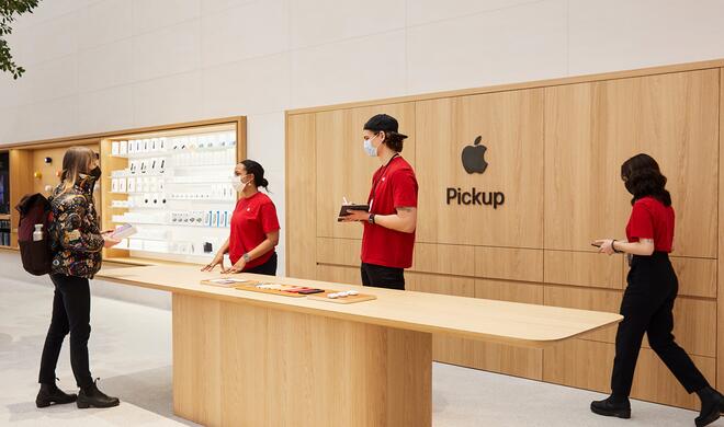 Der neu konzipierte Apple Pickup Bereich, der erste seiner Art in Europa, macht es Kund:innen noch bequemer, online bestellte Produkte abzuholen.