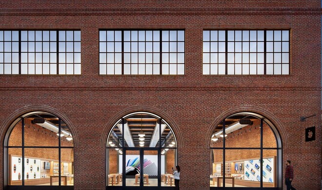 Apple Williamsburg in Brooklyn, USA