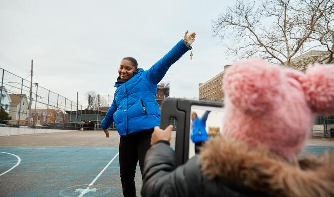 LaToya Reed ist von Tom Sheppards ehrenamtlichem Engagement so angetan gewesen, dass sie beschlossen hat, ihre Zeit ebenfalls der Public School 41 zu widmen.