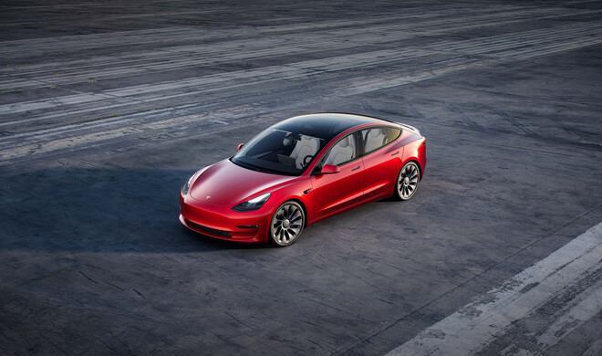 Nicht nur optisch macht das Tesla Model 3 eine sportliche Figur, sondern auch die Leistung überzeugt.