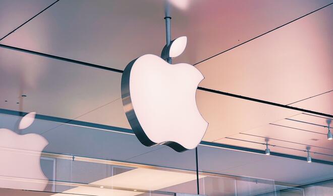 Apple Logo in einem Apple Store