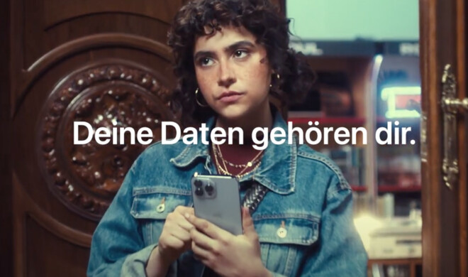 Dank ihres iPhones schlägt die wehrhafte Sophie die bösen Datenhändler:innen in die Flucht. Wirkt fast ein wenig wie eine Hommage an den legendären „1984“-Werbespot von Apple.
