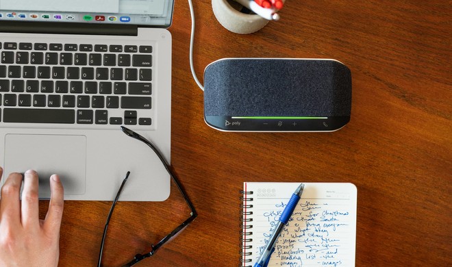 Macht sich gut auf jedem Schreibtisch: Die Mikrofone des Poly Sync 10 haben eine Reichweite von eineinhalb Metern, weshalb du ihn am besten in Reichweite platzierst.