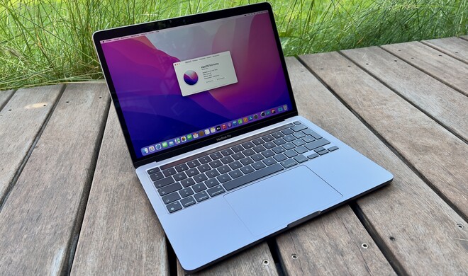 Das neue MacBook Pro lässt sich optisch nicht von seinem Vorgänger unterscheiden, kann aber dank des neuen M2-Chips mit merklich mehr Power aufwarten – vor allem im Grafik-Bereich.