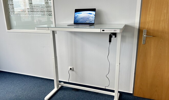 Der kleine Motor befördert die Tischplatte in luftige Höhe.