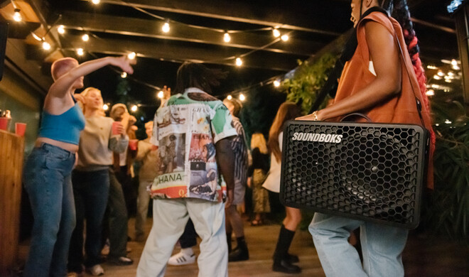 Die Idee zur ersten Soundboks entstand auf dem legendären Roskilde Festival. Mit der brandneuen Soundboks Go startest du jederzeit deine ganz eigene Open-Air-Party.