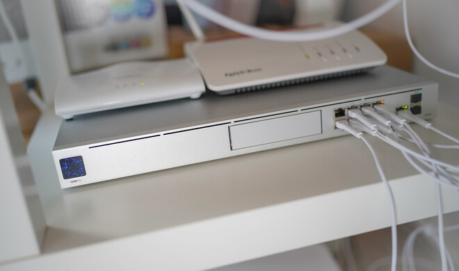 Wer kennt sie nicht, die Zimmerecke, in der sich die Netzwerk- und Smarthome-Hardware stapelt?