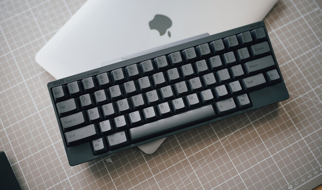 Gut möglich, dass dieser Texte auf der letzten Tastatur entstand, die den Weg auf meinen Schreibtisch fand. Das Schreibgefühl auf der Hybrid Type-S  ist überragend, den Preis und die Lernkurve aber musst du in Kauf nehmen.