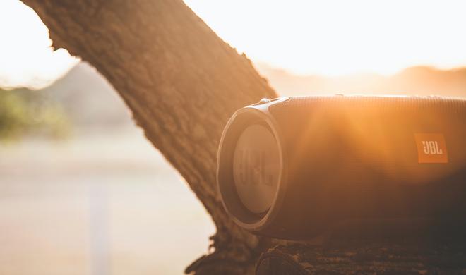 An Sommertagen lohnt sich ein Bluetooth-Lautsprecher, um auch draußen Musik zu hören