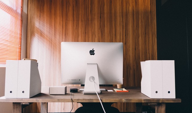 Egal ob am Esszimmertisch oder in einem dedizierten Arbeitszimmer: Auch bei der Arbeit von zu Hause aus lässt sich Energie sparen.
